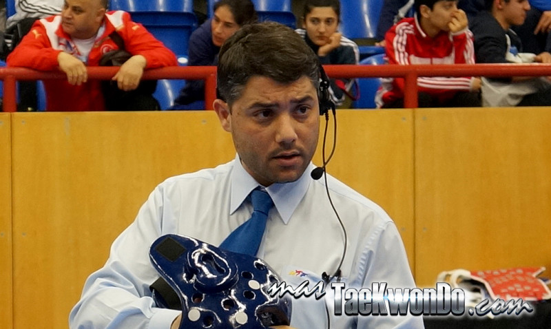 Las tarjetas rojas y azules con las que contaban los coachs para solicitar Video Replay parecen estar listas para su retiro, ya que se propondrá un nuevo sistema electrónico al que pronto conoceremos como el “Head Set”.