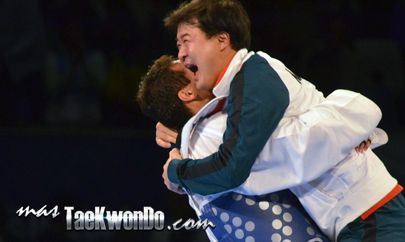 Durante los Juegos Olímpicos de Río 2016, el entrenador de origen coreano Young In Bang, cumplirá 20 años en México. Ahora es el entrenador en jefe del equipo nacional, y aunque pocas veces lo vemos en las pasarelas mediáticas, su filosofía la sustenta en el trabajo del "equipo armónico" para lograr los resultados esperados.