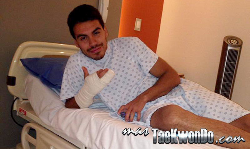 El campeón mundial de Taekwondo Uriel Adriano espera competir en el Grand Prix de Xuzhou, China, a realizarse en la primera semana de julio, según dijo tras la cirugía en la mano derecha que le realizaron este lunes en el Distrito Federal, a raíz de una fractura ocasionada en un combate durante el campamento en Corea.