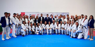 Humanos de saco azul y corbata guinda