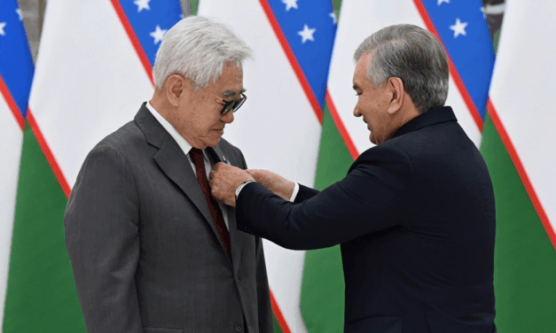 Presidente de Uzbekistán condecora a Chungwon Choue y eleva peso político de World Taekwondo